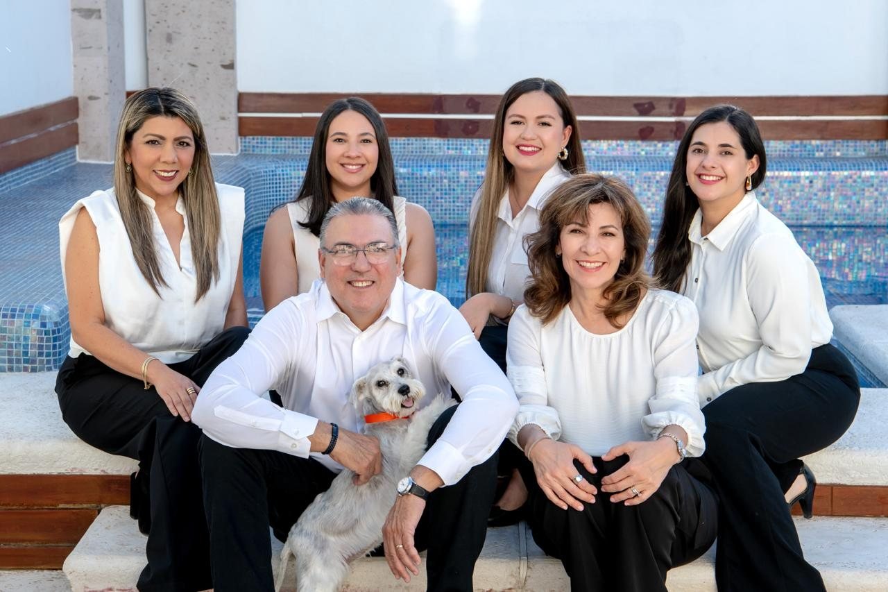 Adalberto Atondo Aguayo junto a su equipo